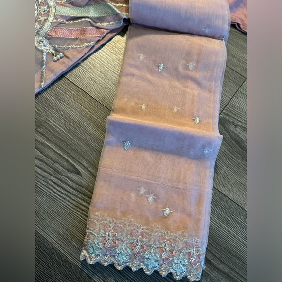 Pakistani 3 peices outfit - Picture 3 of 4